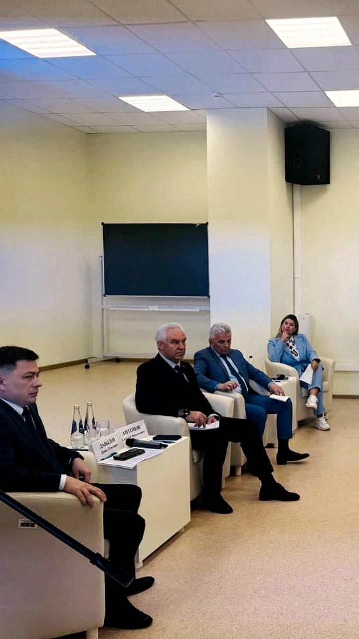 Обсуждение демографических проблем и поддержки семей прошло в Геническе и Саратове