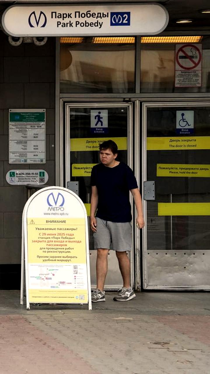 В Новосибирске началась реставрация мозаичной остановки Строительная на улице Мира