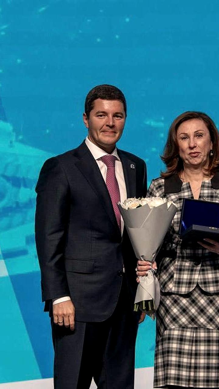 Губернатор ЯНАО вручил Жанне Захаровой звание Заслуженного работника физической культуры и спорта