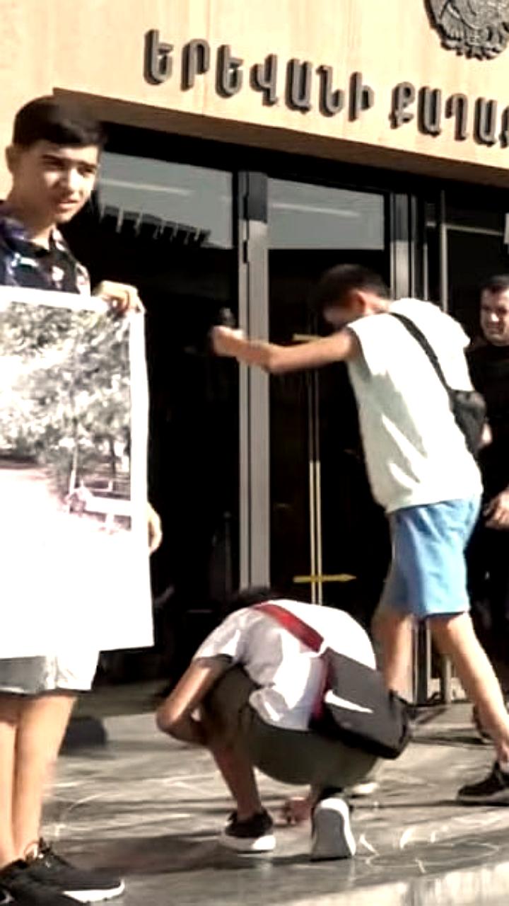 Протест жителей Еревана против строительства многоэтажки на месте детской площадки