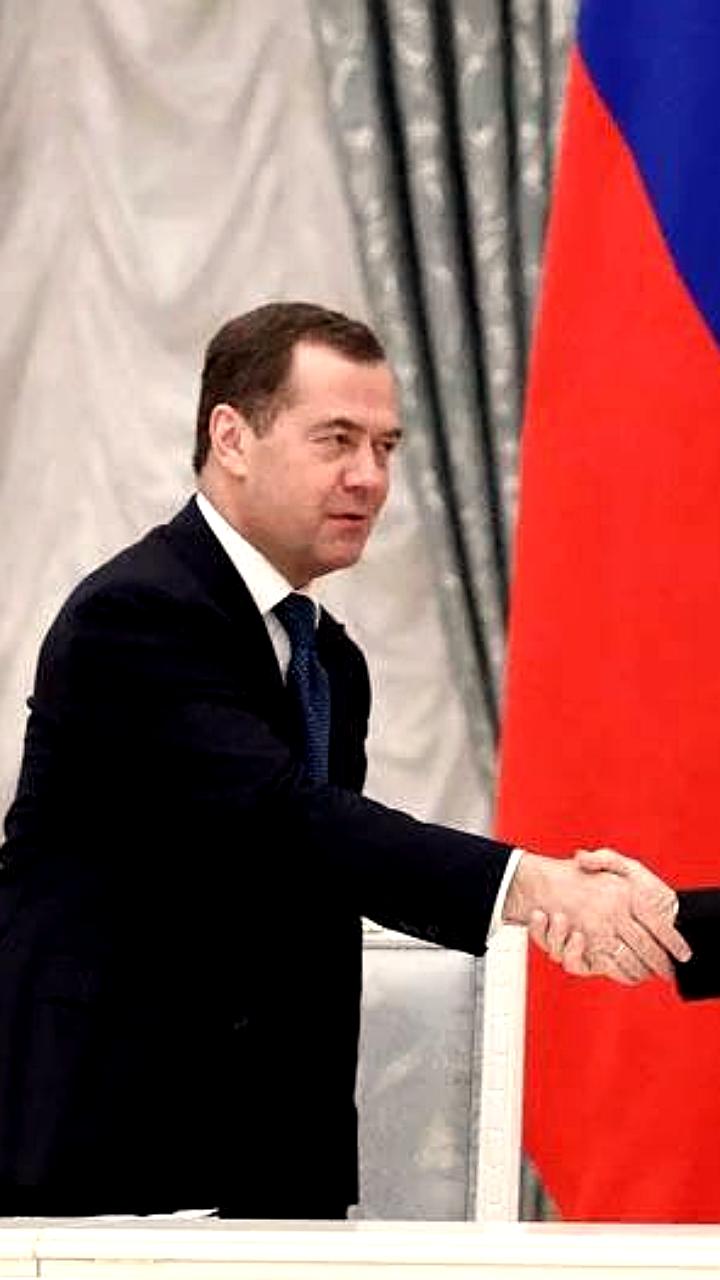 Путин вручил Медведеву орден на день рождения