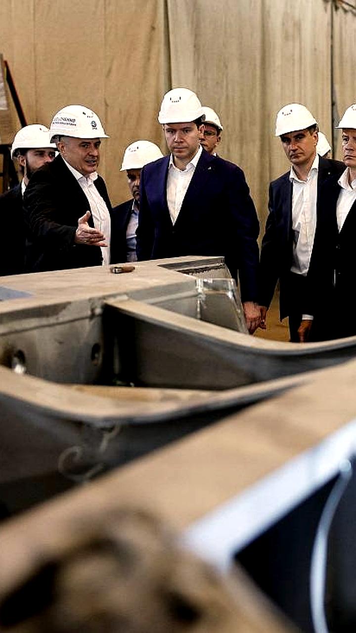 Министр Антон Алиханов посетил завод Лугамаш в Луганске для обсуждения модернизации производства