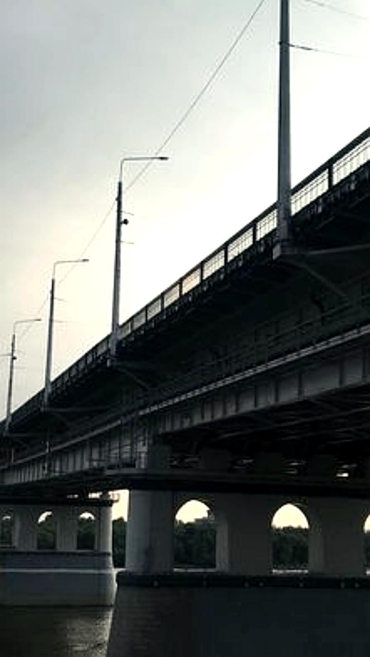 В Омске вандалы повредили лестницу Ленинградского моста после ремонта