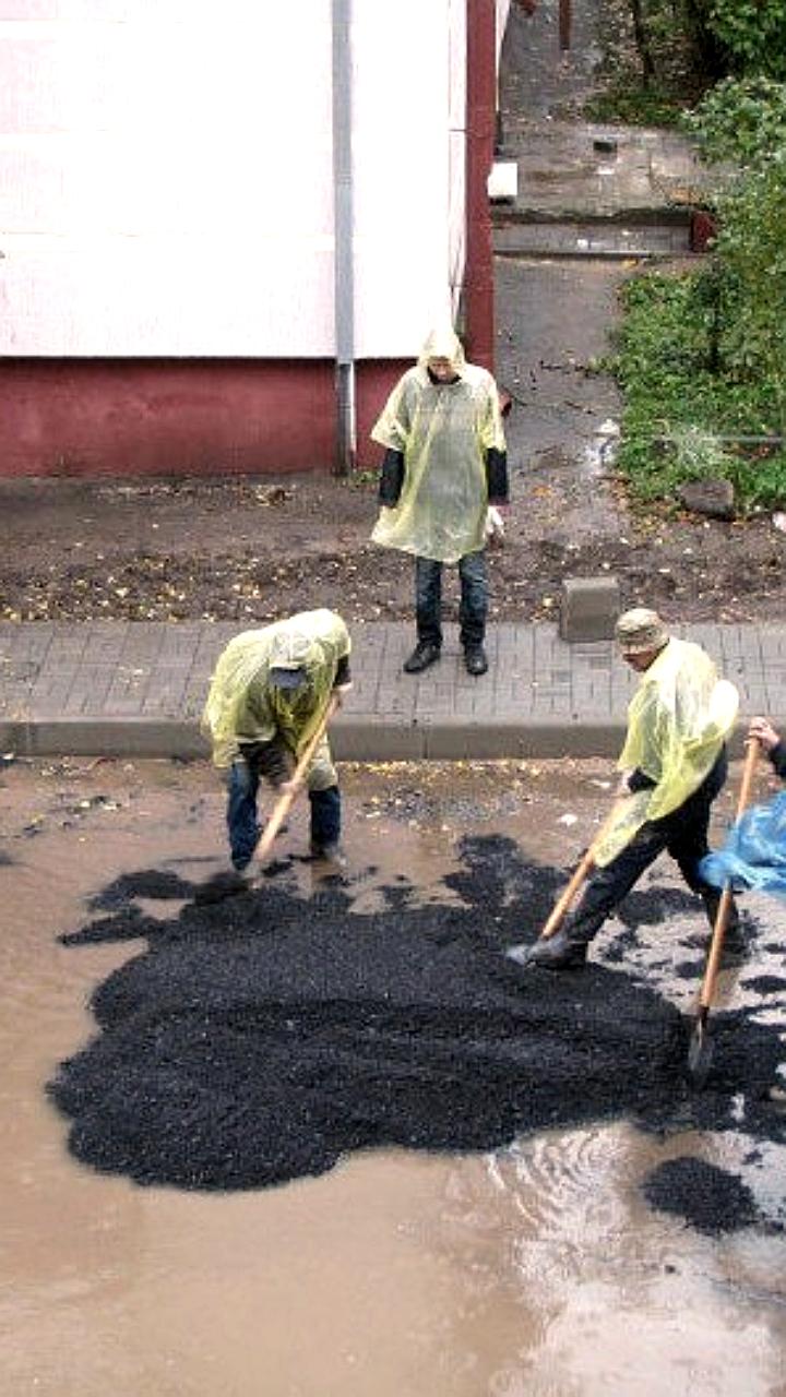 Минстрой объясняет необходимость укладки асфальта в плохую погоду