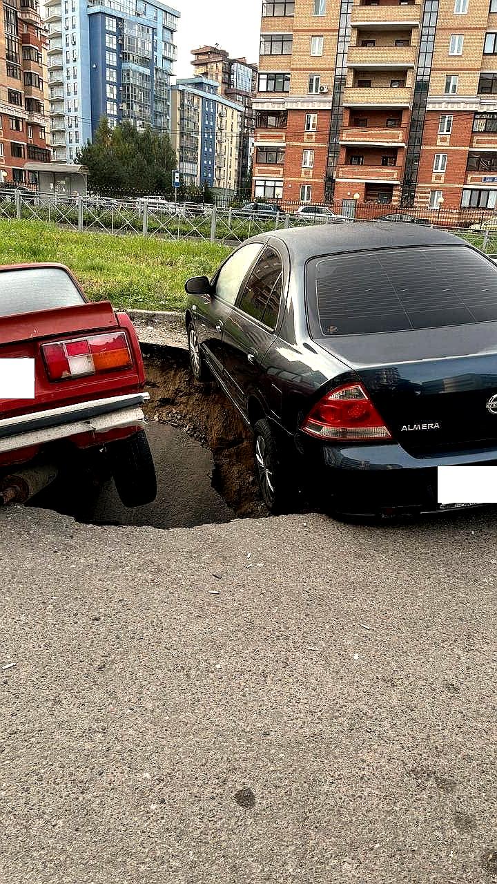 На улице Дубравной в Казани вновь обвалился асфальт, затронув автомобили