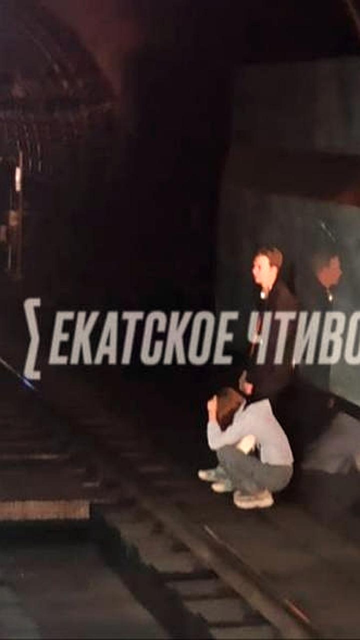 Девушка упала на рельсы в метро Екатеринбурга, движение восстановлено