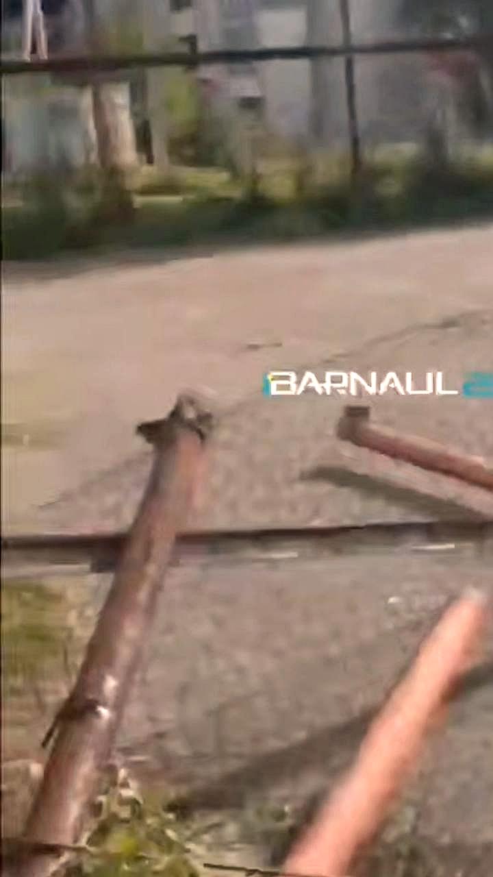 В Барнауле демонтируют аварийные волейбольные площадки для установки новых комплексов