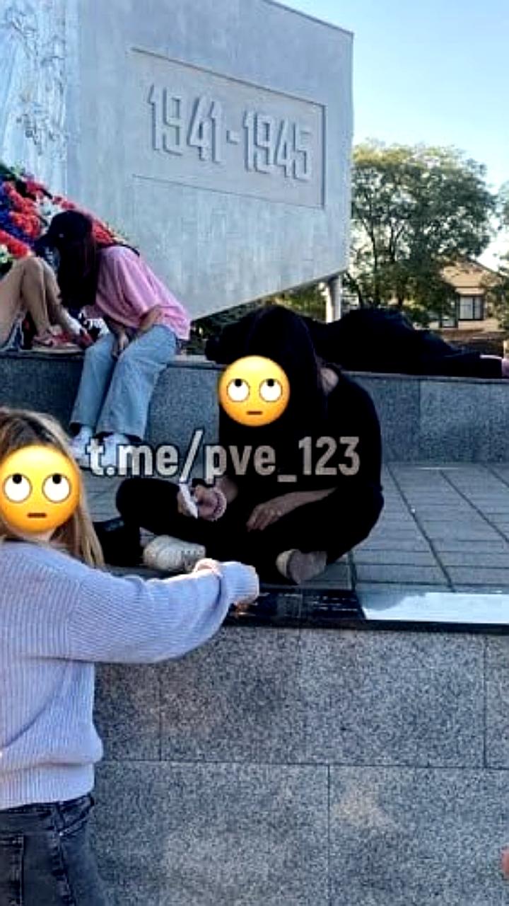 Торжественное зажжение Вечного огня в Морозовске и осквернение мемориала в Ейске