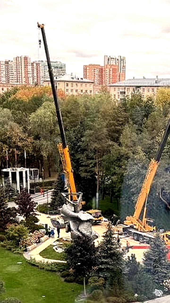 Установка новой скульптуры 'Большая Глина 4' в Москве