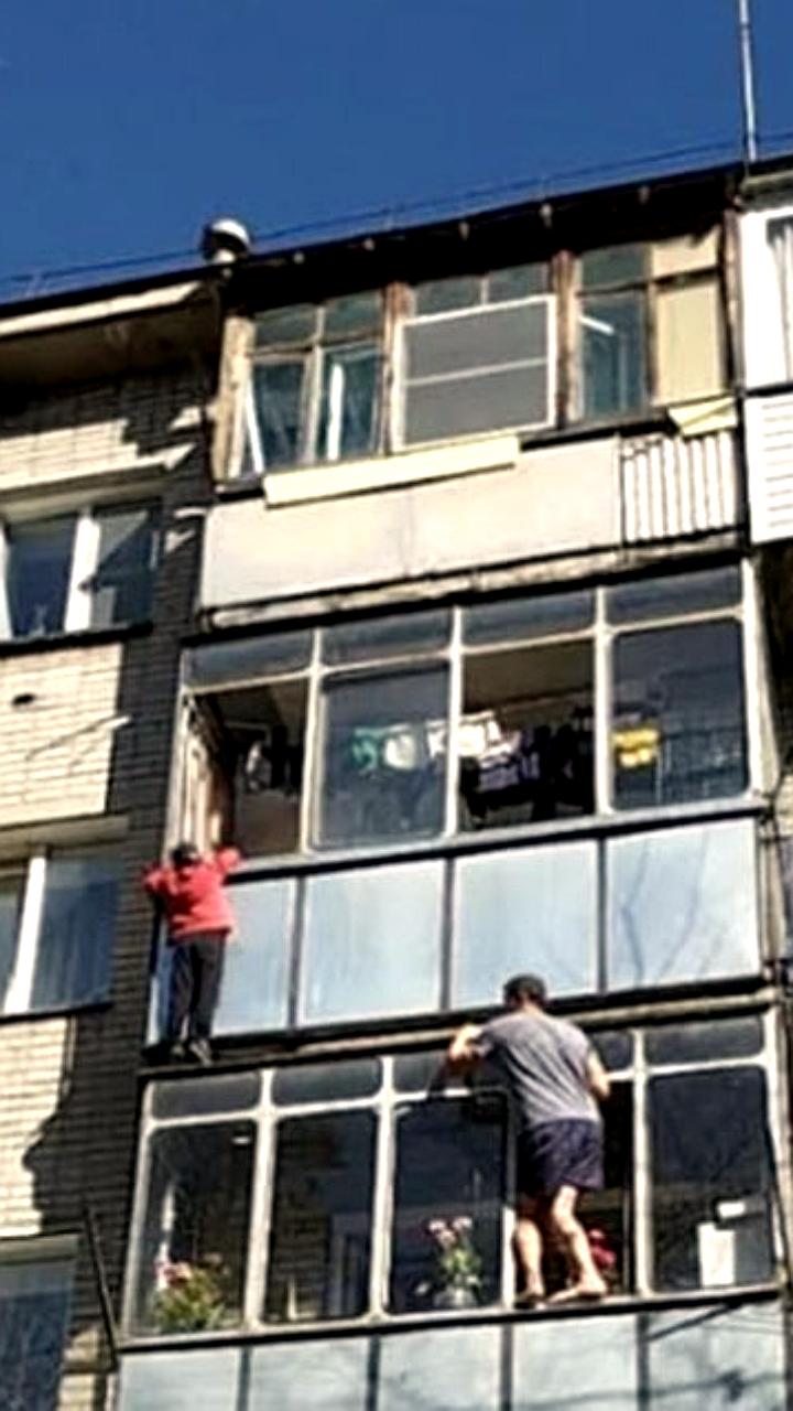 Максим спас ребенка, повисшего на балконе в Бердске