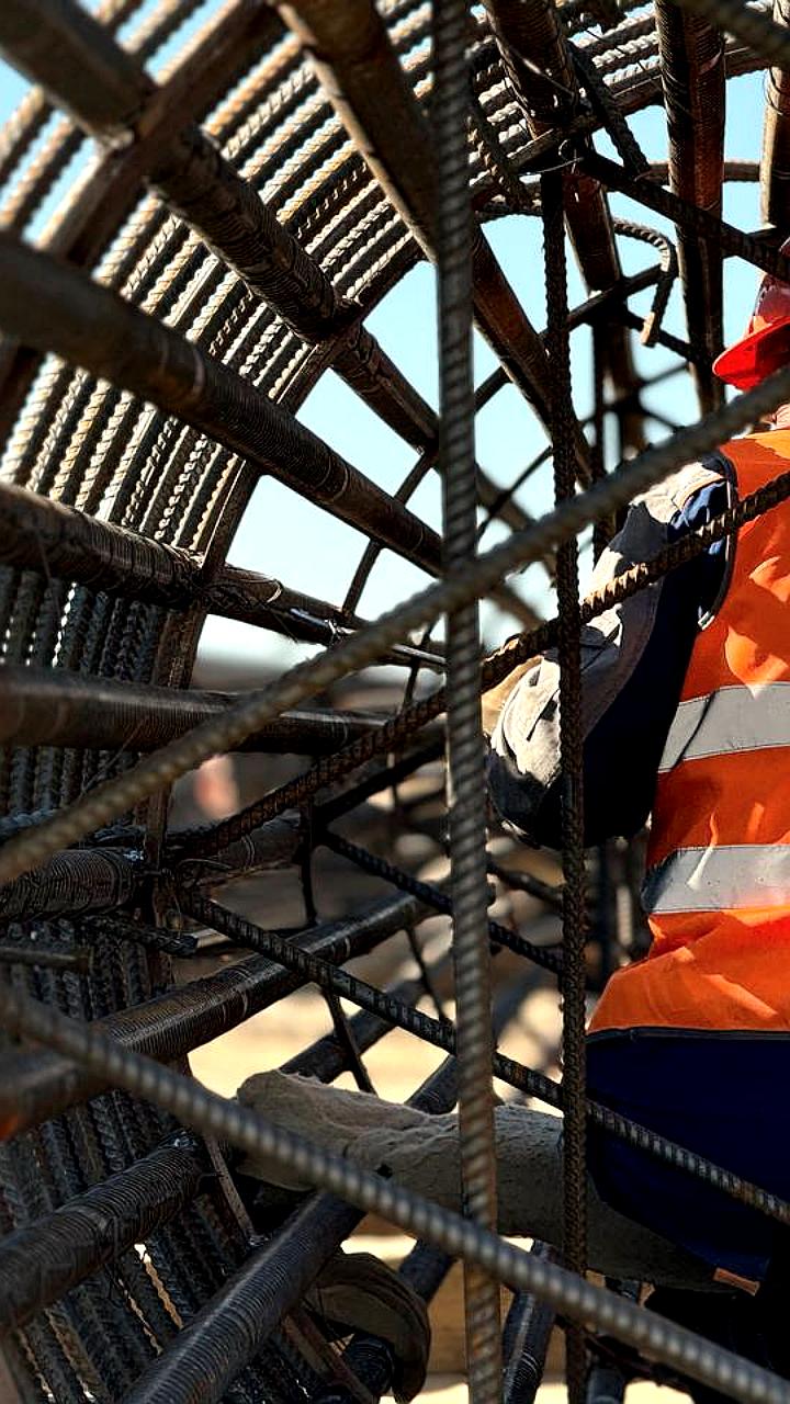 Строительство Ленского моста продолжается на двух берегах реки с круглогодичным графиком работ