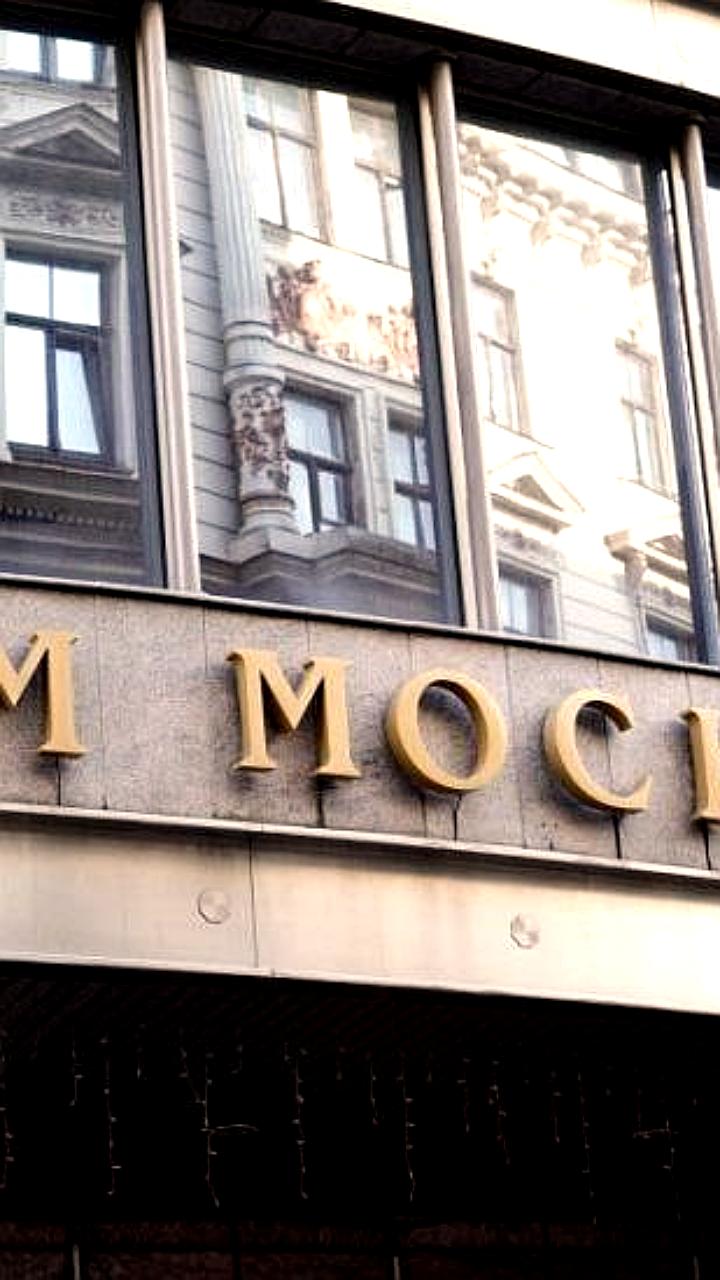 Потенциальные покупатели проявляют осторожность при покупке Дома Москвы в Риге из-за юридических рисков