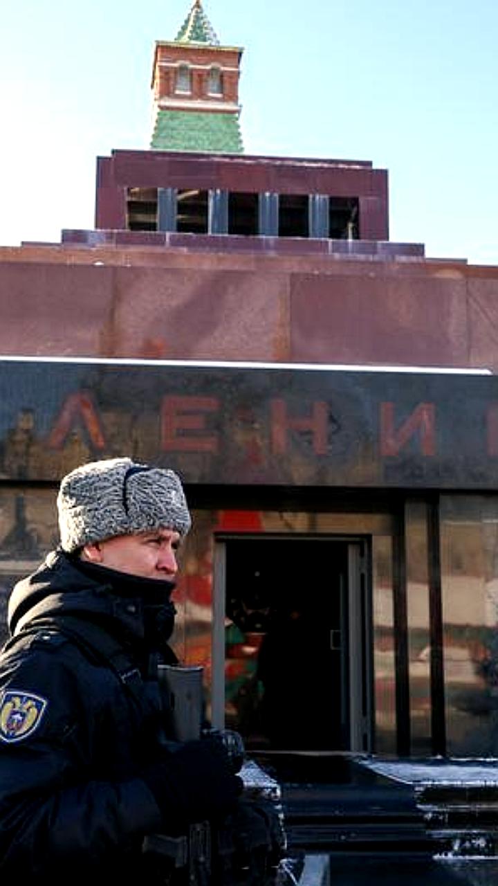 МВД России проводит проверку фильма о мумии Ленина после возмущения КПРФ