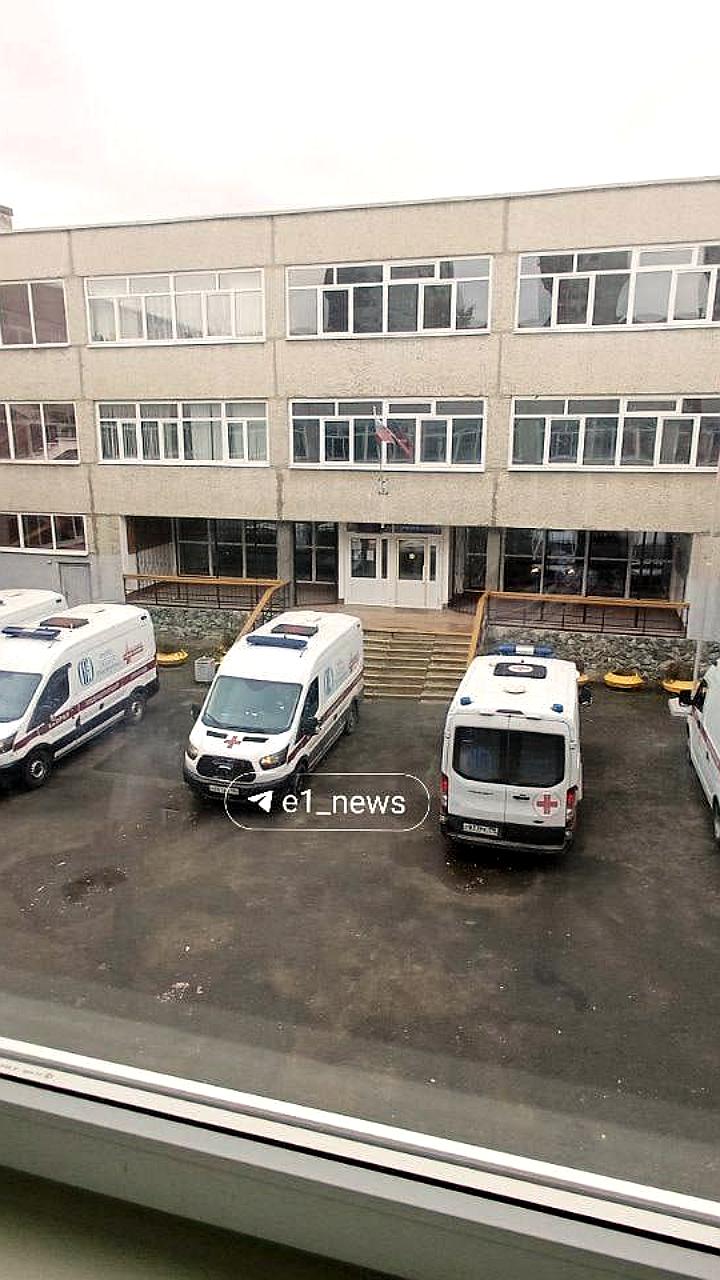 В Екатеринбурге 12 пятиклассников госпитализированы после недомогания в раздевалке