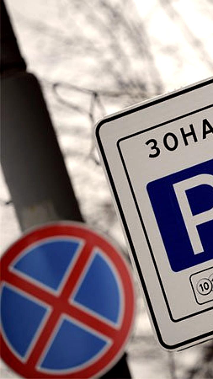 В Московской области владельцы мотоциклов и электромобилей получили право на бесплатную парковку