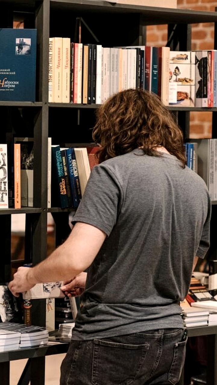 Книжный фестиваль 'Ревизия' в Петербурге: встречи с писателями и поэтические чтения