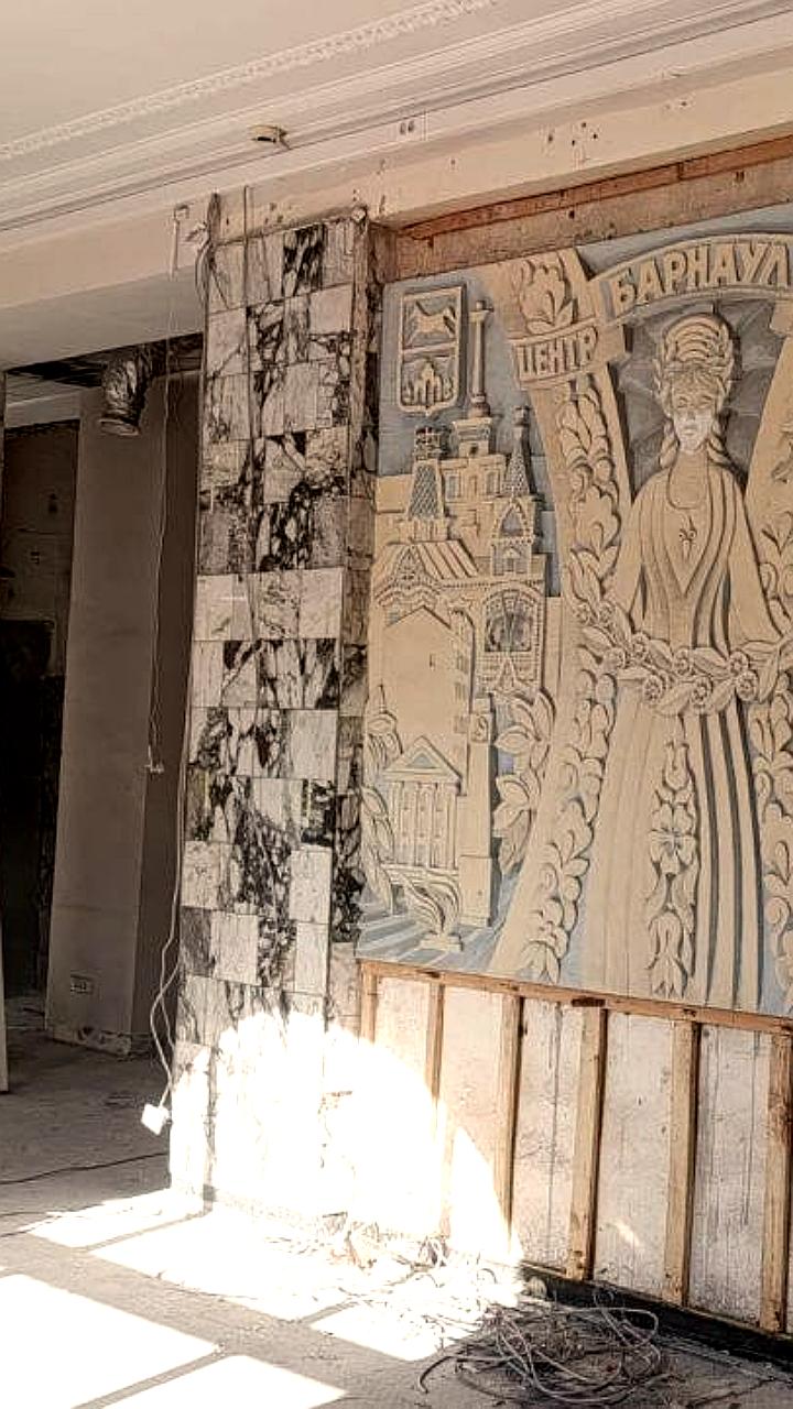 В Барнауле во время ремонта в Доме под шпилем обнаружено советское панно
