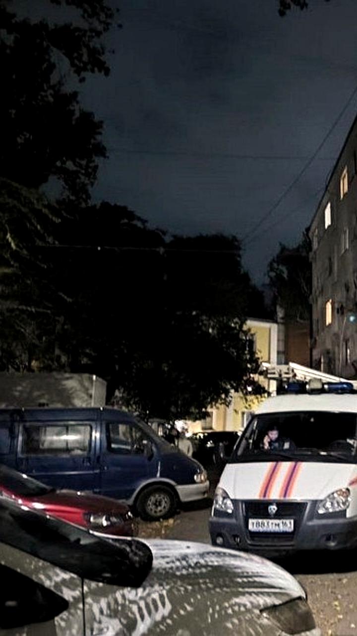 Эвакуация жильцов пятиэтажного дома в Ростове на Дону из-за трещины
