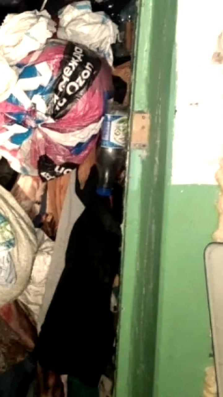 Спасатели Уфы освободили женщину, застрявшую между дверью и мусором