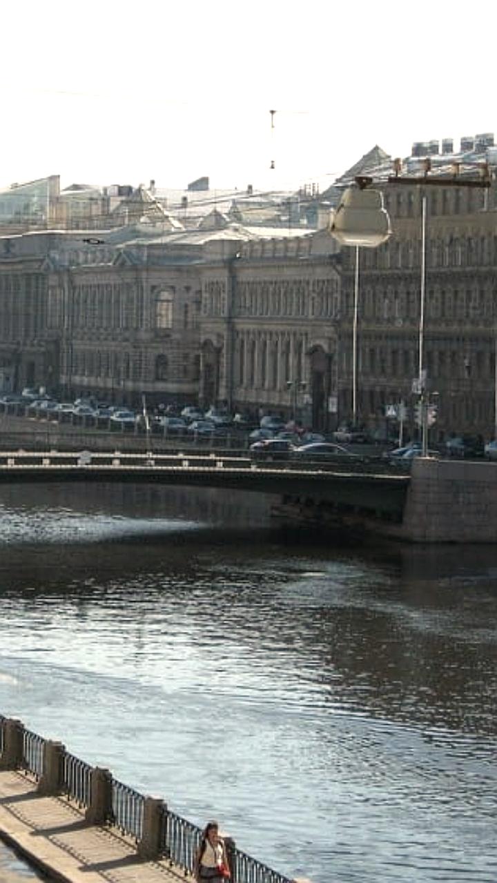 Легковушка упала в Фонтанку у Летнего сада, экстренные службы на месте