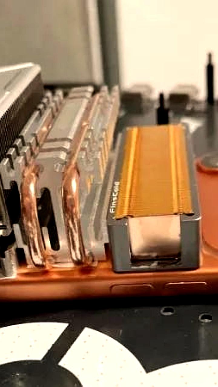 Энтузиаст улучшил iPhone 17 Pro Max с помощью радиаторов для SSD
