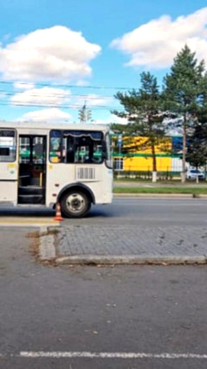 В Биробиджане автобус сбил 12-летнего пешехода на переходе