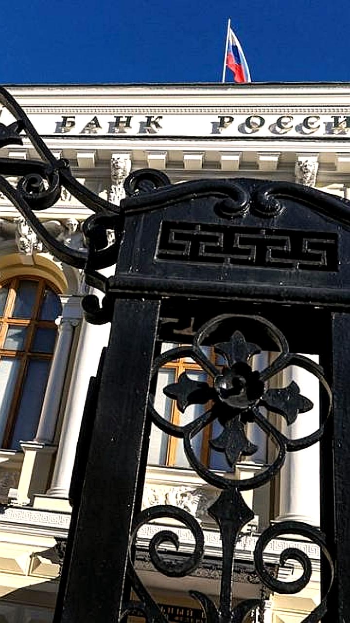 Эксперты прогнозируют сохранение ключевой ставки ЦБ на уровне 17% до конца 2025 года