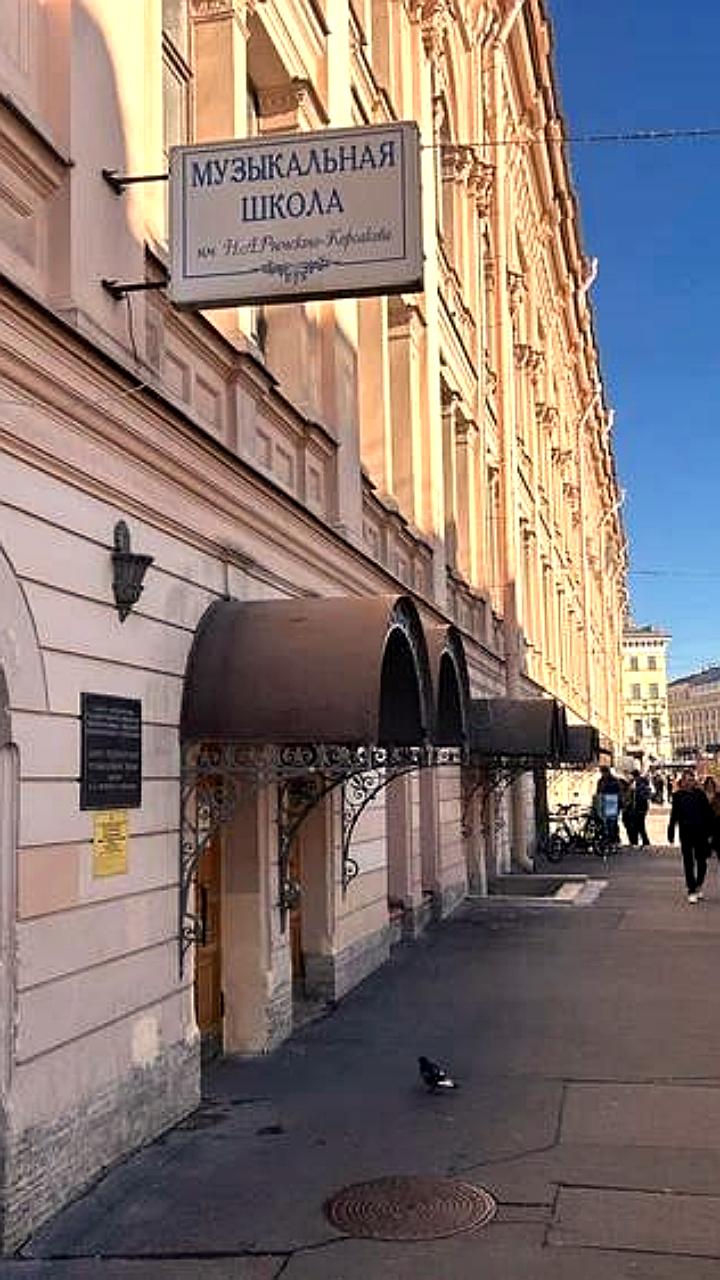 В Петербурге планируют запретить уличным музыкантам выступления у Думской башни