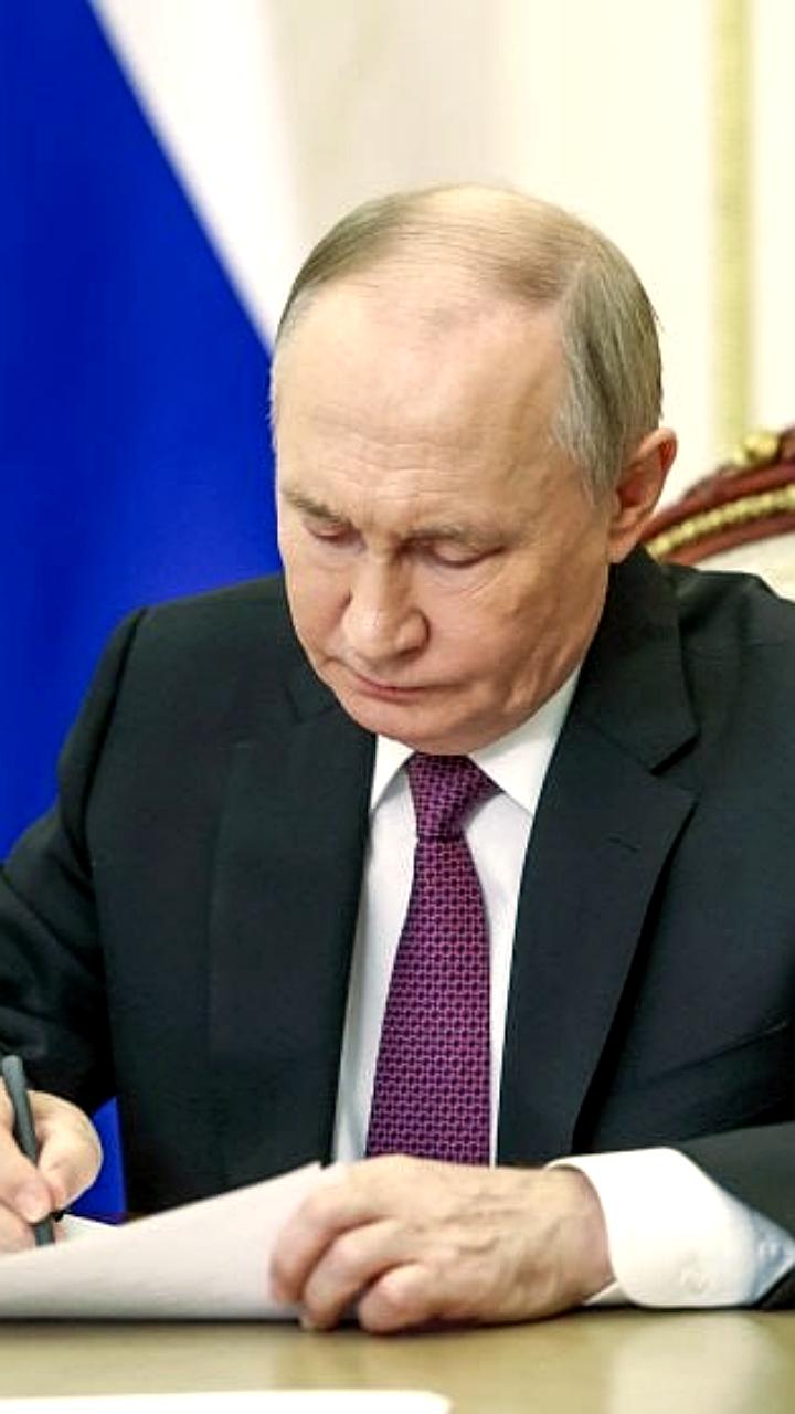 Путин создал рабочую группу по помощи семьям с детьми