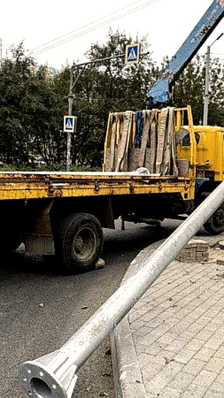 Во Владивостоке началась установка светофоров на перекрестке Жигура и Тобольской