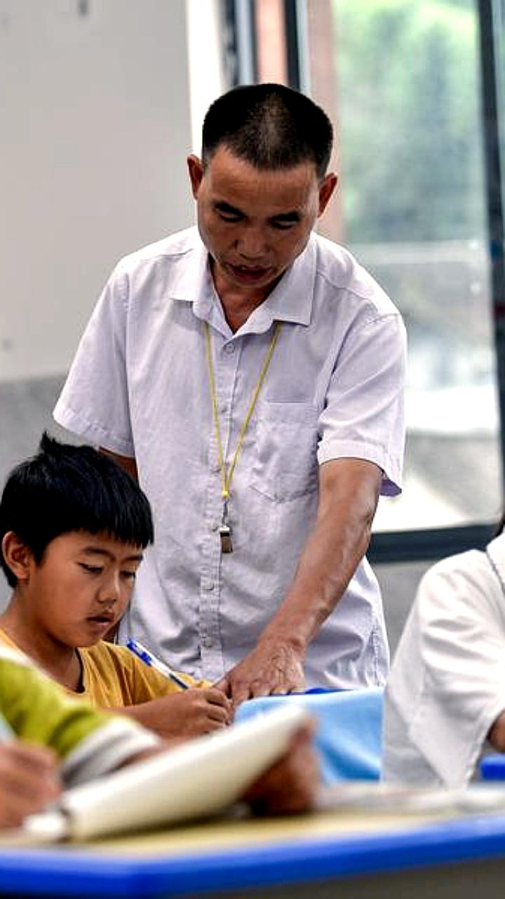 Китайское правительство планирует нанять 7000 пенсионных учителей для сельских школ