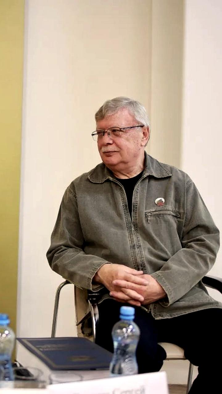 В Якутске презентовали книгу о фамилиях на Форуме родословия