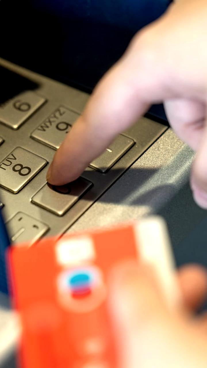 ЦБ РФ обсуждает лимиты на количество банковских карт у граждан