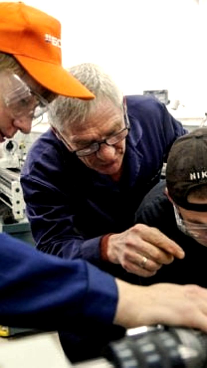 Престиж рабочих профессий в России вырос до 45% по сравнению с 12% год назад