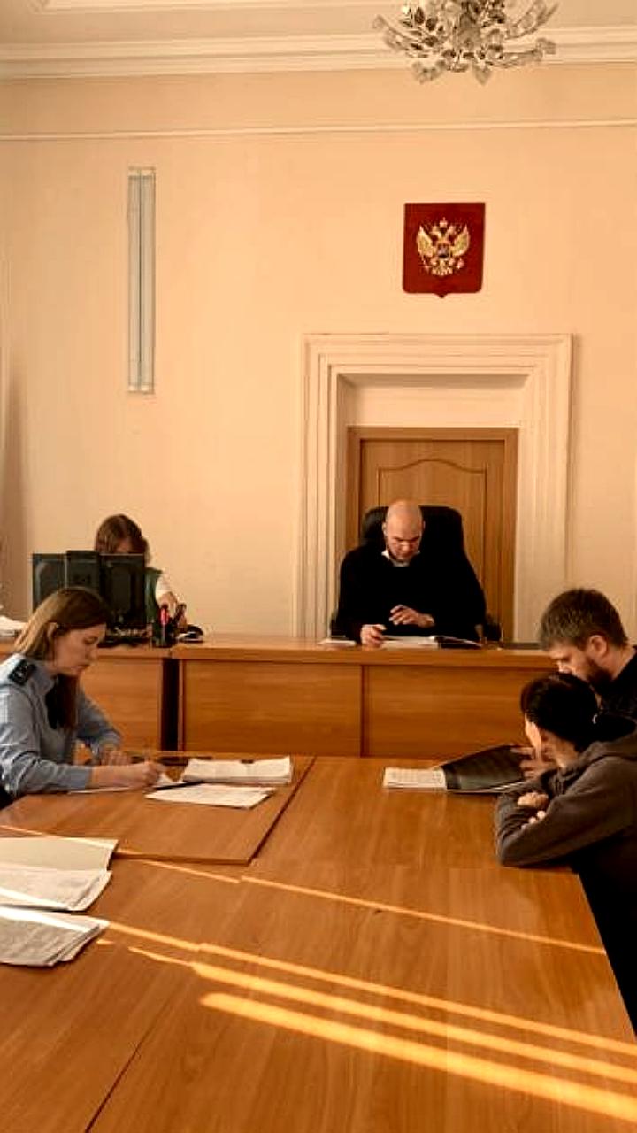 Челябинский суд обязал МУП ЧКТС выплатить 1 млн рублей женщине за падение в колодец с кипятком