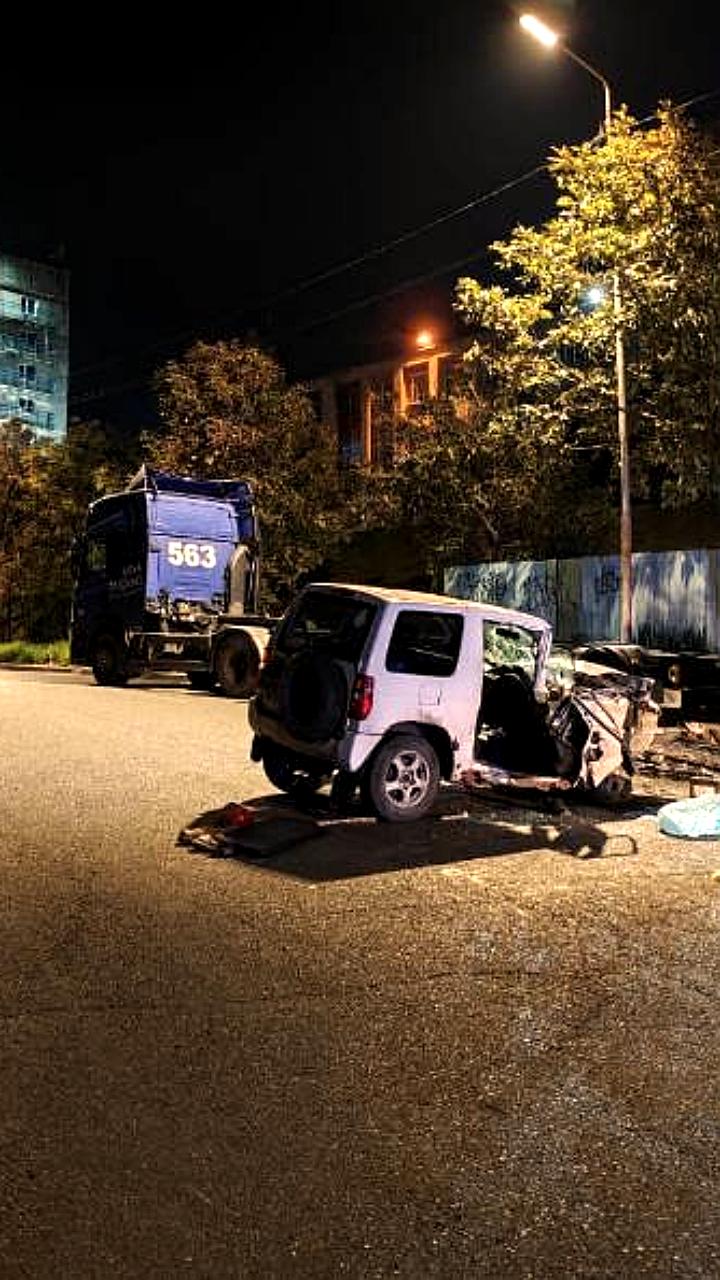 Смертельное ДТП во Владивостоке: водитель Mitsubishi Pajero Mini врезался в большегруз