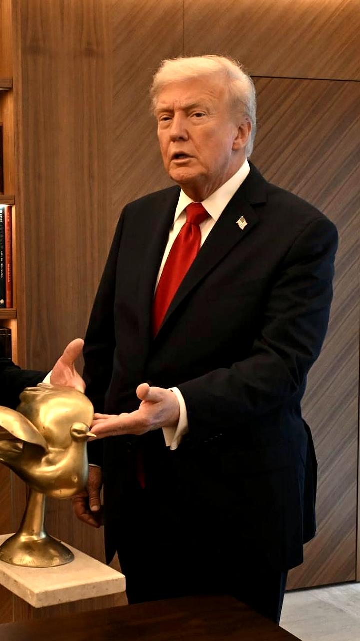 Нетаньяху вручает Трампу золотого голубя мира в знак признания