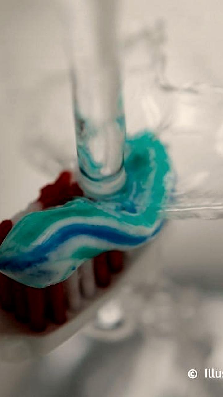 Эксперт предупреждает о вреде чистки зубов сразу после еды