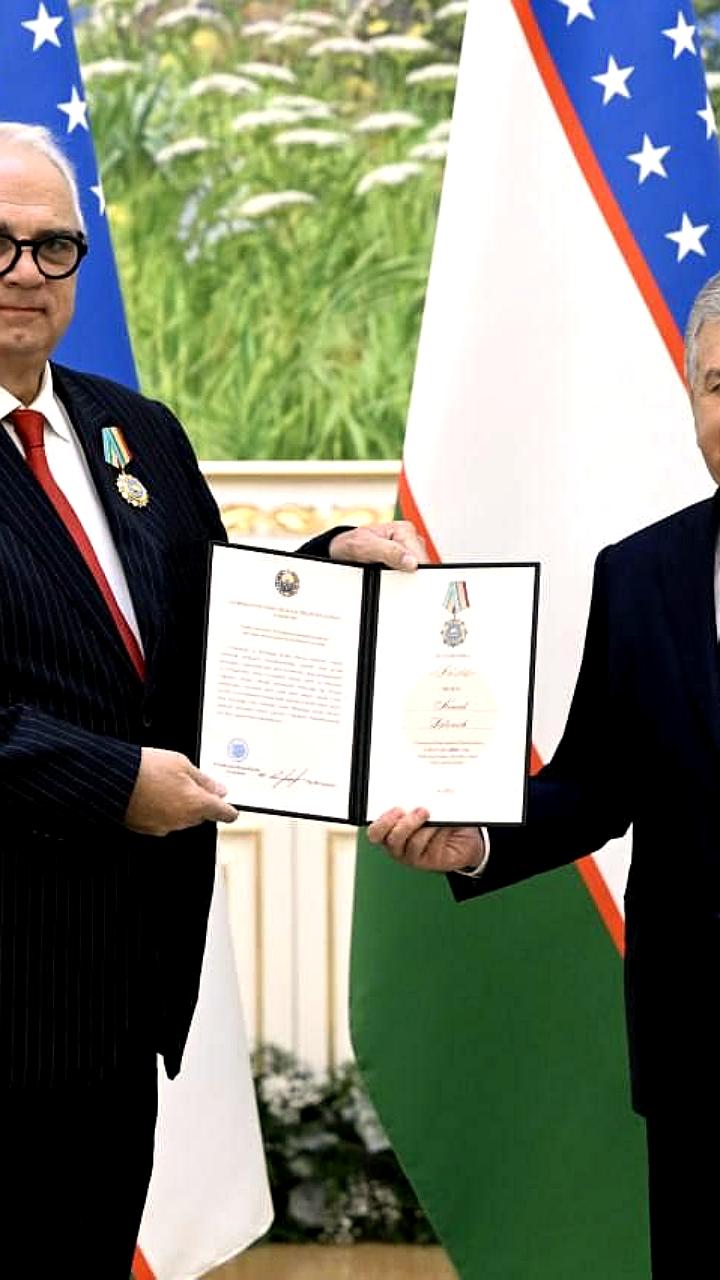 Президент Узбекистана наградил главу United World Wrestling орденом Дустлик