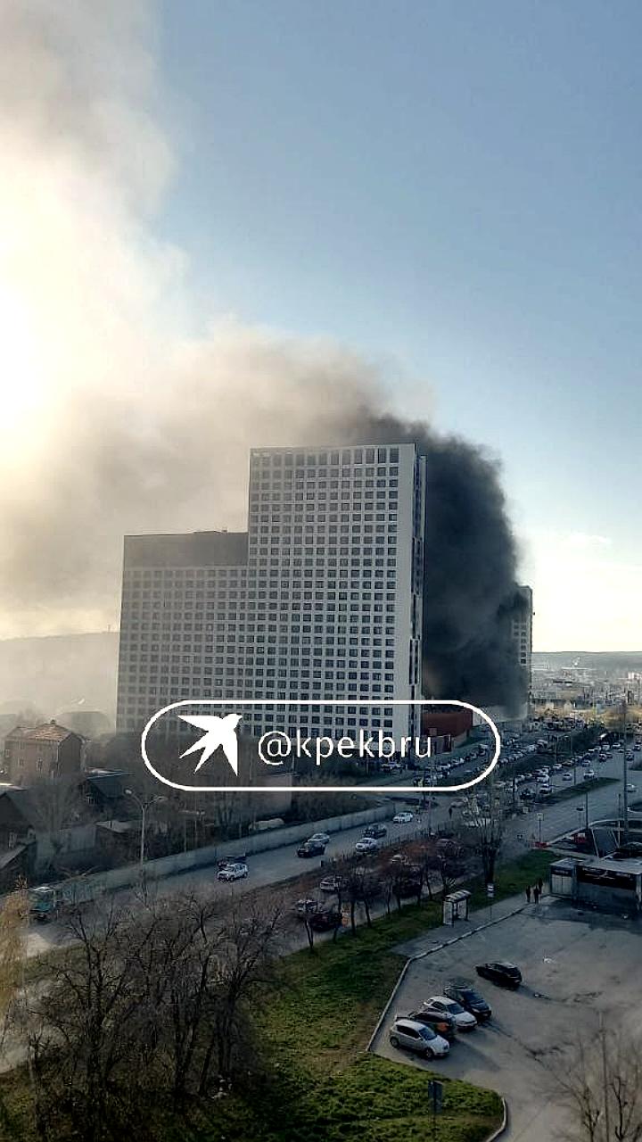 Пожар на стройке в Екатеринбурге: дым виден из разных районов города