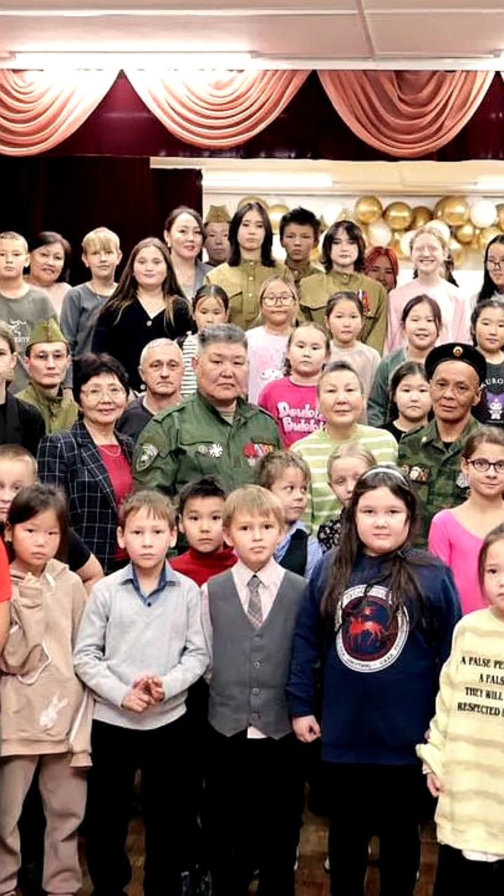 Встреча школьников с ветераном спецоперации Гаврилом Наумовым в Хандыгах