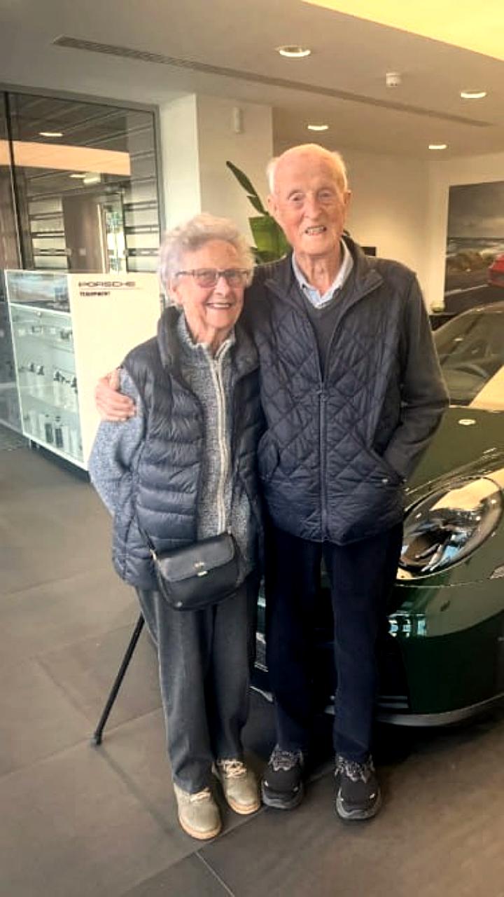 92-летняя пара из Великобритании исполнила мечту, купив Porsche 911 GT3 на 70-летие свадьбы