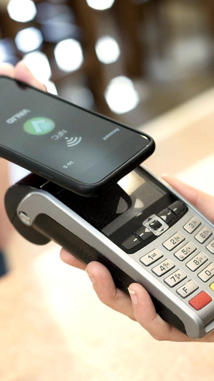 Доля безналичных платежей через смартфоны в России достигла 29%
