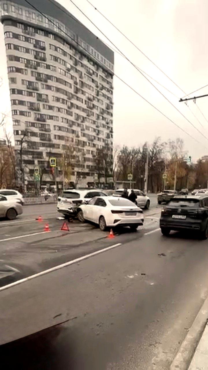 Два человека пострадали в массовом ДТП на проспекте Гагарина