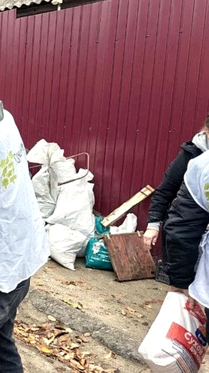 Луганскому приюту для животных передали 300 кг корма от организации Сад Памяти