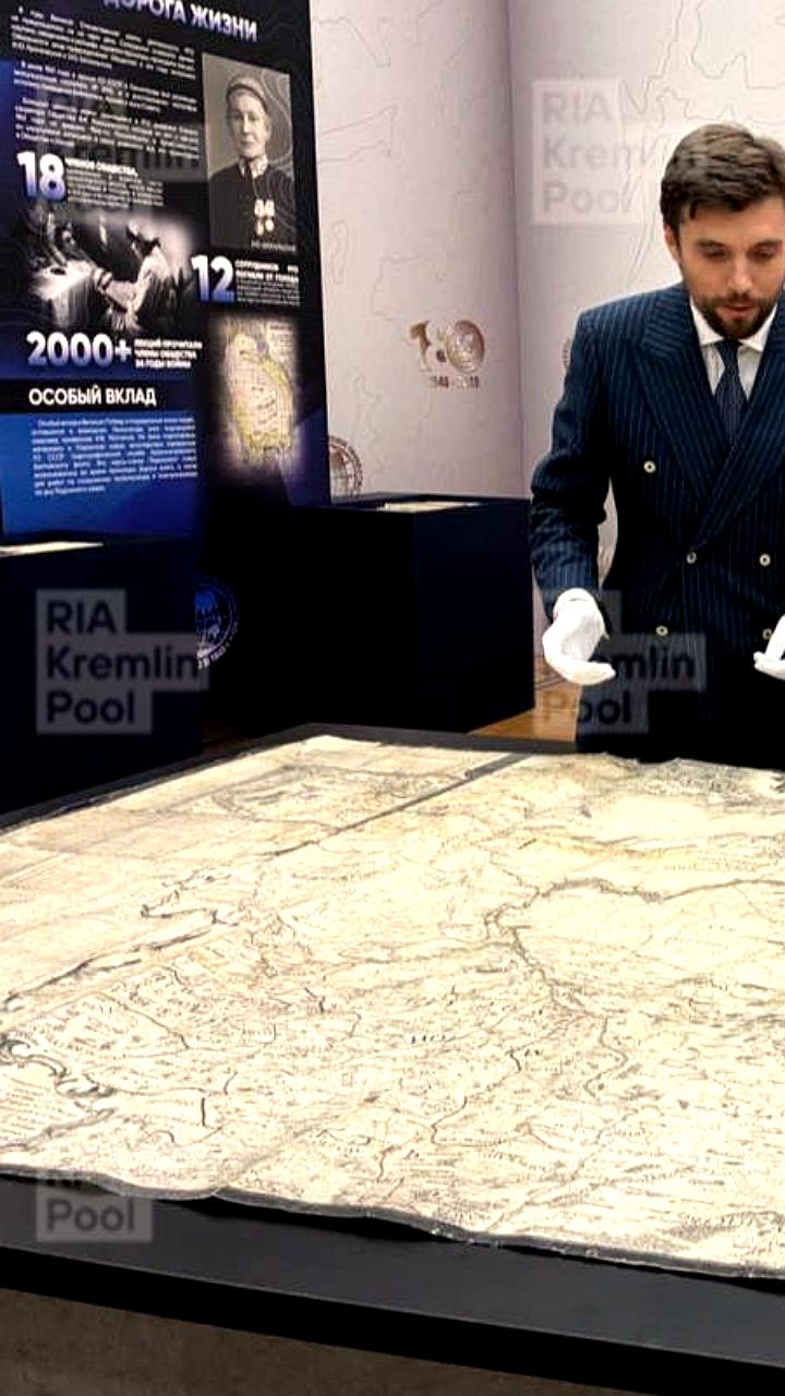Путин ознакомился с архивными картами Новороссии эпохи Российской Империи