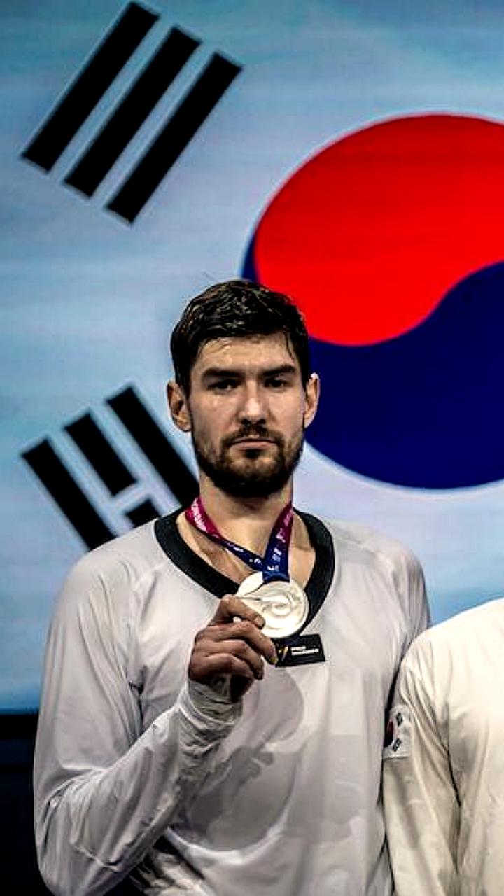 Российские спортсмены завоевали серебряные медали на чемпионатах мира по тхэквондо и самбо