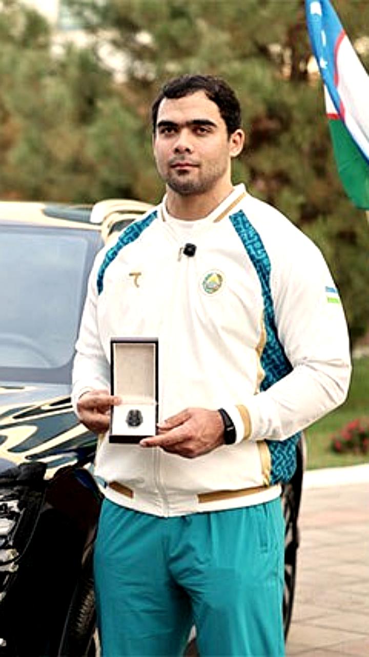 Президент Узбекистана вручил автомобиль чемпиону мира по тяжёлой атлетике Акбару Джураеву