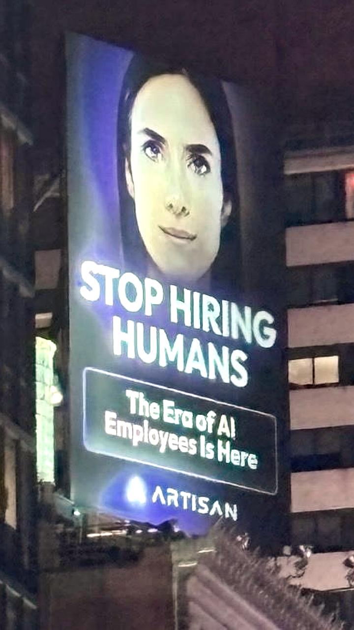 Эра искусственного интеллекта: компании США сокращают рабочие места