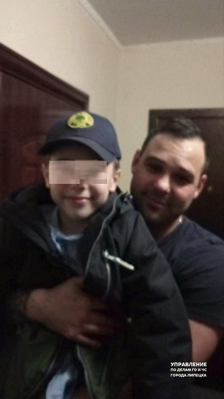 Спасатели Липецка освободили 9-летнего мальчика, застрявшего в двери